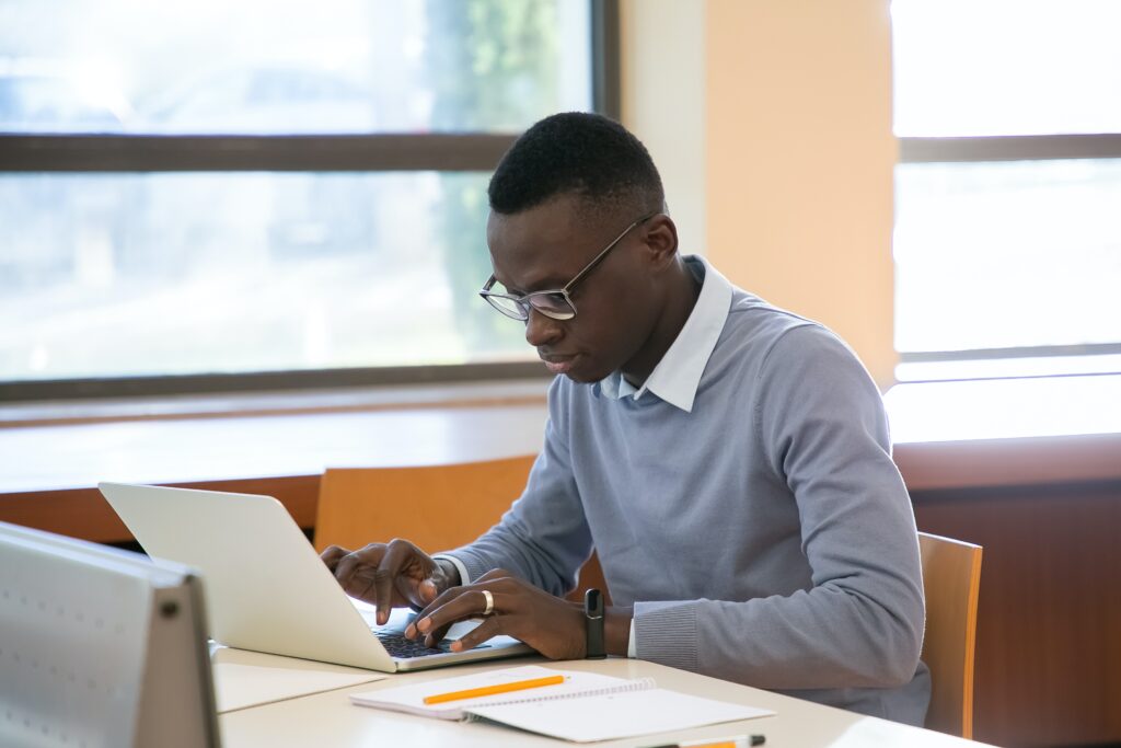 Kuna Tofauti Gani iliyopo kati ya Blog na Tovuti?